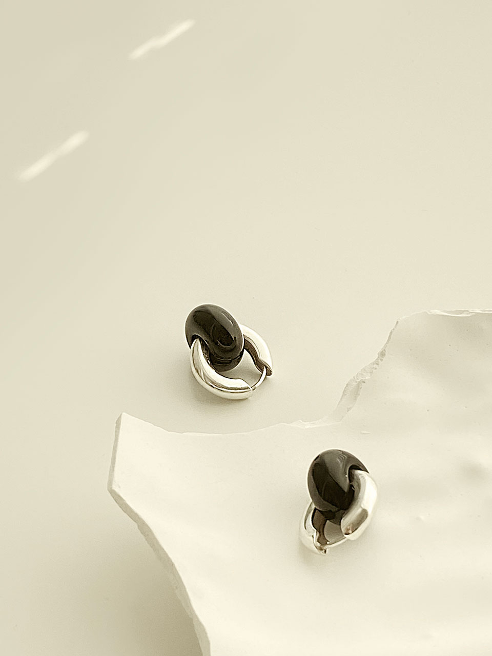 Gemstone hoop earrings_onyx(젬스톤후프귀걸이_오닉스)